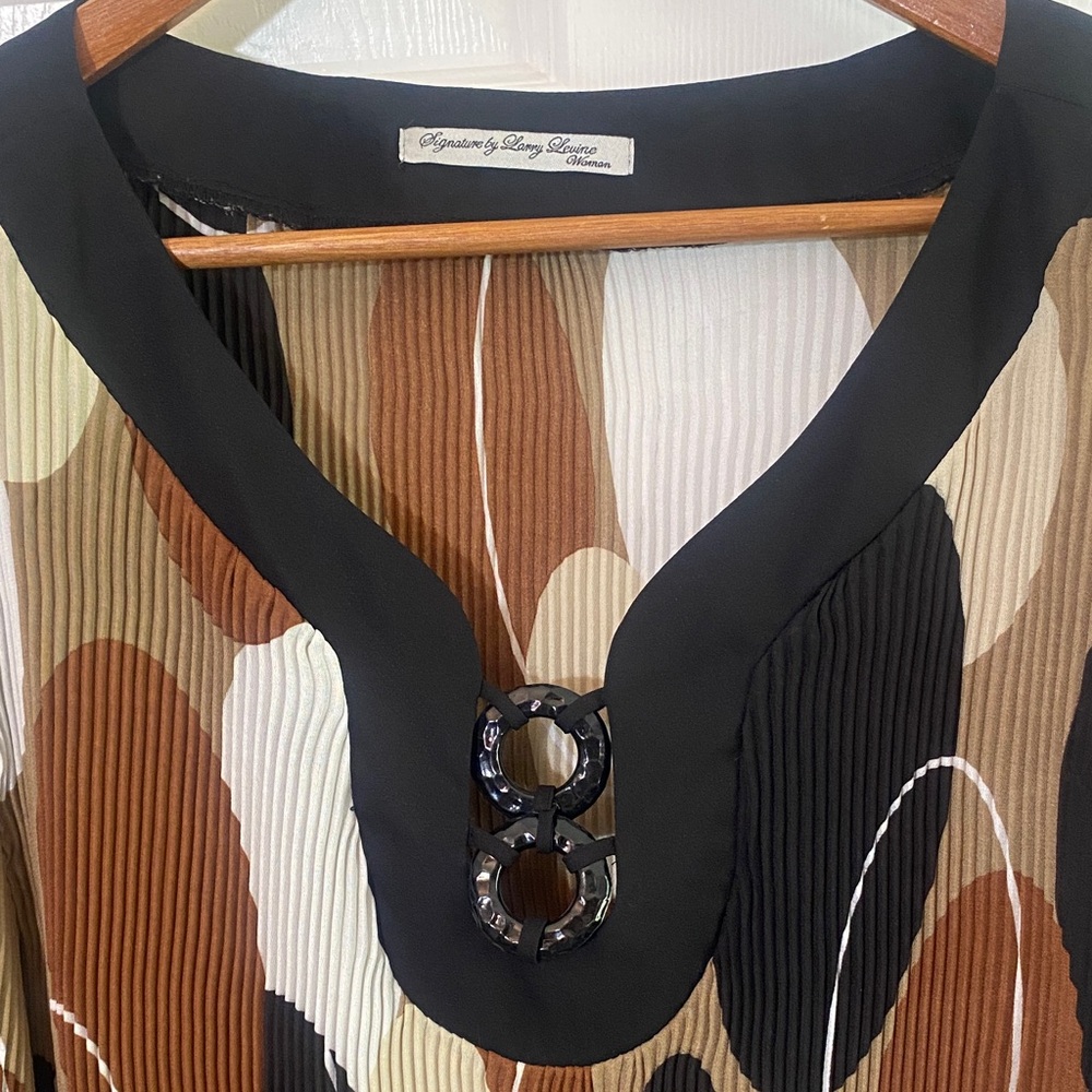 Plus 2X Larry Levine Brown Black Cream Abstract Pleated V-Neck Blouse stunning!